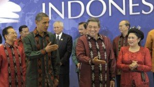obama mengenakan kain tenun